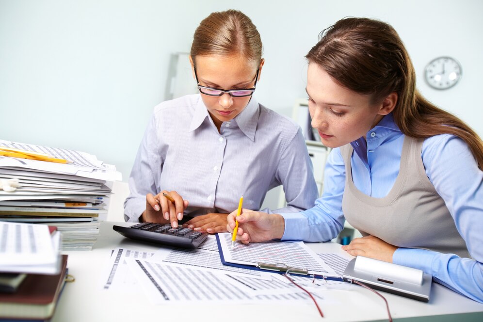 Tutor estudiando materiales de economía